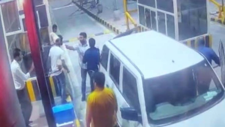 मेरठ काशी टोल प्लाजा पर SOG टीम की गुंडई CCTV में कैद : पुलिस की सरकारी गाड़ी ने टोल बूथ तोड़ दिया, सिपाही ने गाली गलौज और मारपीट की