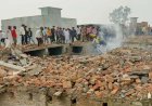 पीलीभीत में पटाखा बनाते वक्त विस्फोट, 2 मंजिला मकान जमींदोज; PM आवास योजना के तहत मिला था घर रेस्क्यू अभियान जारी