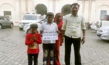 हाथ में तख्ती लेकर BSA कार्यालय पहुंचा मासूम : मां बोली-प्रिंसिपल ने दलित होने पर नहीं किया एडमिशन, डांटकर भगाया