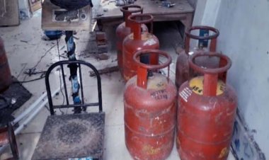 बहराइच शहर क्षेत्र में गैस रिफिलिंग के दौरान मकान में ब्लास्ट, छत का एक हिस्सा उड़ा, तीन झुलसे