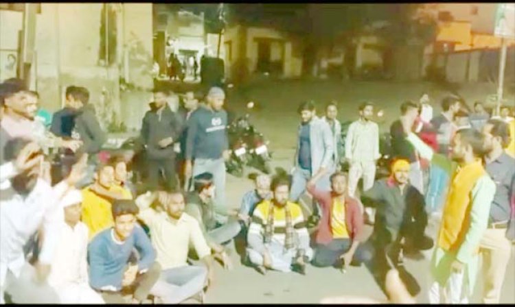 अवैध खनन मामले का आरोपी थाने से छोड़ा गया : बीजेपी कार्यकर्ताओं ने जमकर किया हंगामा