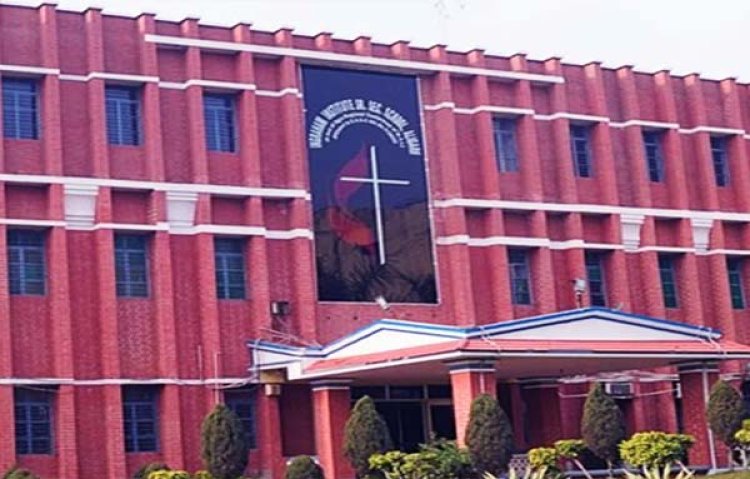 उत्तर प्रदेश के अलीगढ़ के एक स्कूल में टीचर ने दी रील बनाने की सजा :  तो छात्र ने स्कूल की दूसरी मंजिल से लगा दी छलांग
