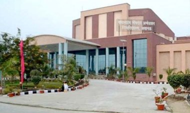 बाबा साहेब अम्बेडकर यूनिवर्सिटी में छात्रा पर बाबासाहेब का चित्र फेंकने का आरोप, धरने पर बैठे छात्र